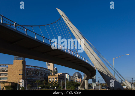 Zugang für Fußgänger Brücke zum Petco Park, Heimat der San Diego Padres im Gaslamp Viertel der Innenstadt von San Diego, CA Stockfoto