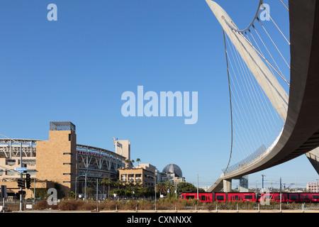 Zugang für Fußgänger Brücke zum Petco Park, Heimat der San Diego Padres im Gaslamp Viertel der Innenstadt von San Diego, CA Stockfoto