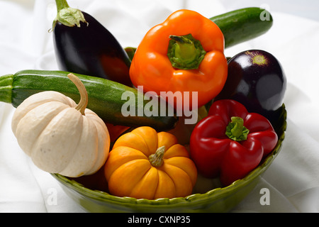 Schüssel voller Gemüse wie Paprika-Kürbis-Auberginen und zuchinis Stockfoto