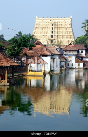 Sree Ananda Padmanabhaswamy Tempel (Richest Tempel in der Welt) und Wasser Spiegelung anzeigen auf Tempel Teich in Kerala Indien Stockfoto
