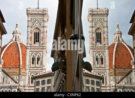 Der Dom, die Basilika di Santa Maria del Fiore und Giottos Glockenturm in Florenz mit Spiegelbild im Schaufenster Stockfoto