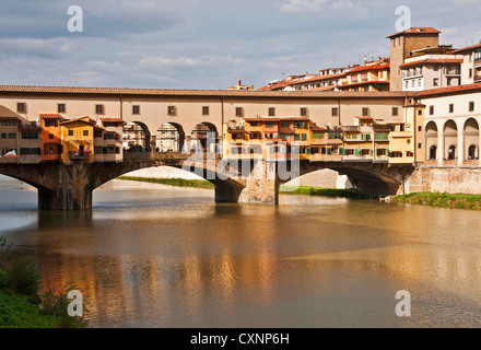 Ponte Vecchio, mittelalterliche Brücke am Fluss Arno in Florenz Stockfoto