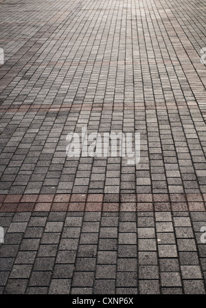 Gepflasterten Straße mit farbigen Linien im Sonnenlicht Stockfoto