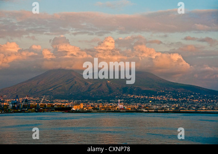 Stadt von Neapel auf Basis des Vesuvs, oben in den Wolken, vom Golf von Neapel Stockfoto