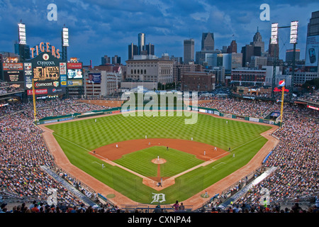 Detroit Tigers Gastgeber Seattle Mariners an im Nachtspiel im Comerica Park in Detroit Stockfoto