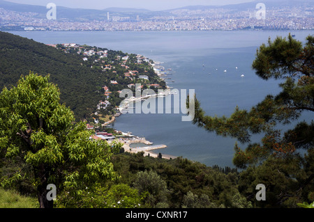 Blick Richtung Istanbul von einem Hügel auf Buyukada, ein beliebtes Ausflugsziel in die Prinzeninseln Stockfoto