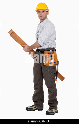 Ein Zimmermann mit Planken. Stockfoto