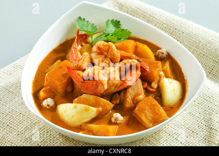 Spicy Thai konzentriert Curry mit Garnelen und würzigen Kräutern, isoliert, Stockfoto