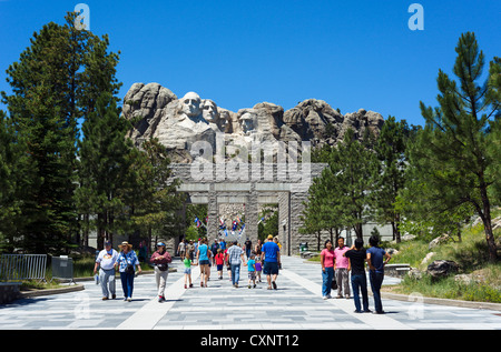 Touristen am Mount Rushmore National Memorial auf dem Weg zum Grand View Terrace Anzeigebereich, Black Hills, South Dakota, USA Stockfoto