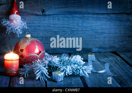Weihnachten-Vintage-Hintergrund mit Kerze und Christbaumkugel in Nacht Stockfoto
