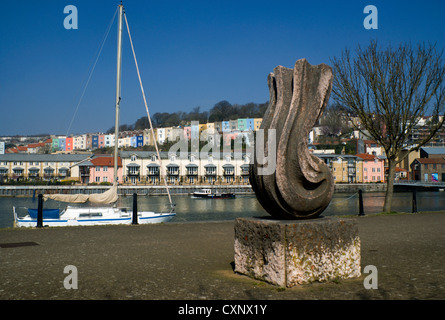 Skulptur neben schwimmenden Hafen, mit den bunten Häusern von Hotwells in der Ferne, Bristol. Stockfoto
