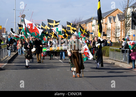 Mann verkleidet als St David St Davids Tagesparade Cardiff South Wales führt Stockfoto