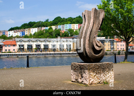 Skulptur neben Floating Harbour, Bristol mit den bunten Häusern von Hotwells in der Ferne. Stockfoto