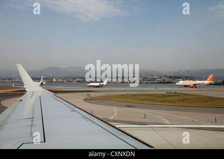 Flugzeug-Warteschlange auf der Piste mit schönen International, Aeroport de Nizza Cote d ' Azur, Frankreich Stockfoto