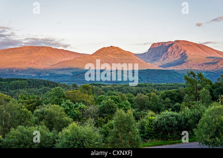 Sonnenuntergang am Ben Nevis Bergkette in Lochaber Schottland wie aus dem treppenartigen Bereich in der Nähe von Fort William zu sehen. Stockfoto