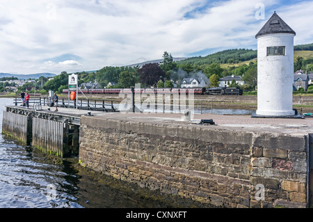 Der Jacobite Steam Train in Richtung Fort William von Mallaig in Schottland wie es der Caedonian-Kanal verläuft in Corpach sperrt Stockfoto