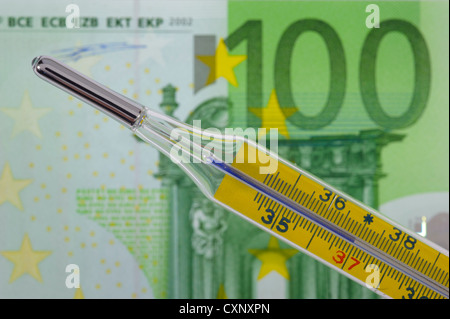 medizinische Thermometer über 100 Euro-banknote Stockfoto