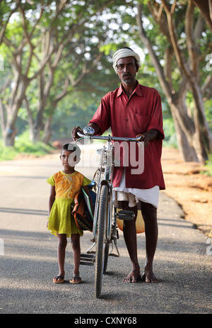 Indische Mädchen geht zur Schule mit ihrem Vater Andhra Pradesh in Indien Stockfoto