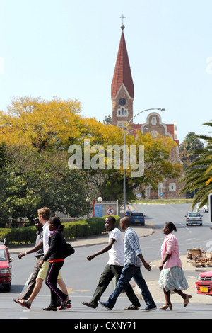 Menschen Kreuzung Straße unter Christ Kirche (Christuskirche) in Windhoek, Namibia Stockfoto