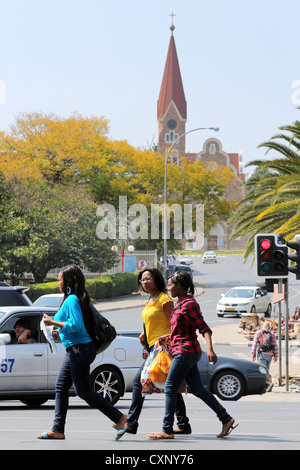 Menschen Kreuzung Straße unter Christ Kirche (Christuskirche) in Windhoek, Namibia Stockfoto