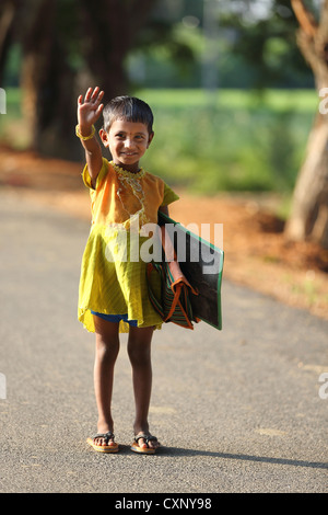 Indische Mädchen geht zur Schule Andhra Pradesh in Indien Stockfoto