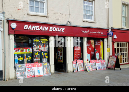 Schnäppchen-Schnaps aus Lizenz-Shop in Brecon, Powys, Wales UK. Stockfoto