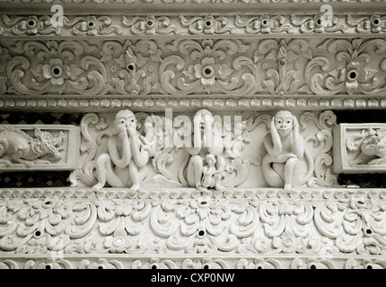 Drei Affen in einem buddhistischen Tempel in Chiang Mai in Thailand in Fernost Südostasien. monkey Kultur Kunst Reisen Stockfoto