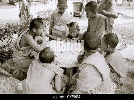 Junge buddhistische Mönche im Wat Suan Dok in Chiang Mai in Thailand in Fernost Südostasien. Kindheit leben Lifestyle reportage Bildjournalismus Reisen Stockfoto