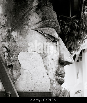 Seltsame buddha Kunst Skulptur in Wat jedlin in Chiang Mai in Thailand in Fernost Südostasien. buddhistische Buddhismus Portrait Porträt bizarre Reise Stockfoto