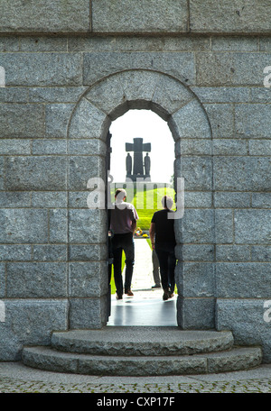 Gräber und Besucher auf dem deutschen Soldatenfriedhof in La Cambe, Normandie, Frankreich Stockfoto