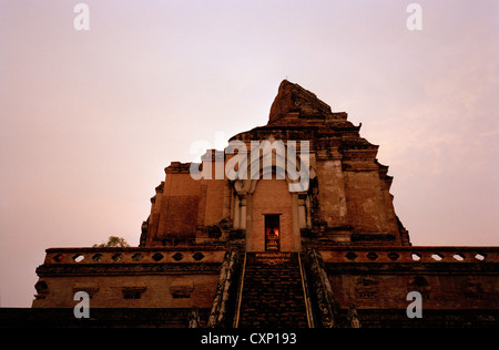 Wat Chedi Luang in Chiang Mai in Thailand in Fernost Südostasien. Buddhismus buddhistische Architektur Religion Geschichte historische Reisen Sonnenuntergang Nacht Stockfoto