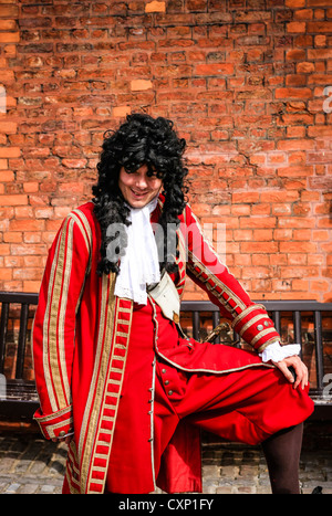 Mann in der Uniform eines Offiziers in der Armee während der Regierungszeit von König Charles I auf den Tower of London-Komplex Stockfoto