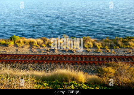 Bahngleisen entlang des Ozeans in Kalifornien verwendet von Amtrak Pacific Surfliner und Coast Starlight Züge. Stockfoto