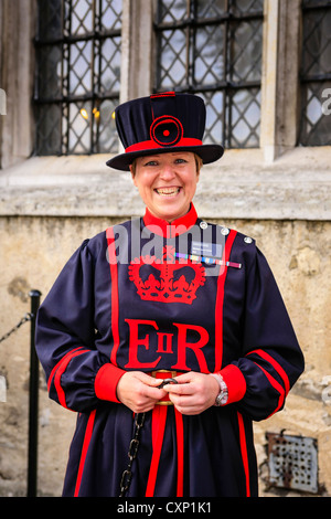 Weibliche Beefeater am Tower of London Stockfoto