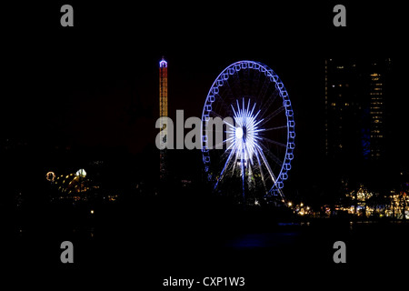 Fernblick über zwei Messegelände fährt in der "Winter Wonderland" in Hyde Park, London Stockfoto