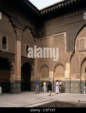 Marokko. Marrakesch. Touristen im Hof des Ali Ben Youssef Medersa. Stockfoto