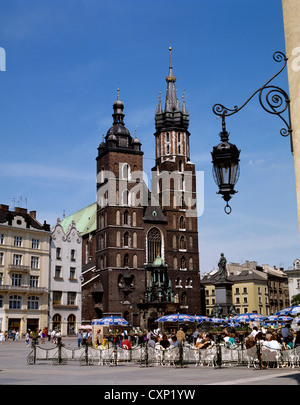 Polen. Krakau. Marienkirche und Marktplatz mit Cafés. Stockfoto