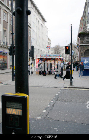 Einem Stand auf der Straße neben einer u-Bahnstation in London mit verschiedenen Souvenirs. Stockfoto