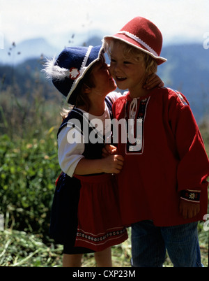 Schweiz. Schweizer Kinder im Freien in traditioneller Tracht. Stockfoto