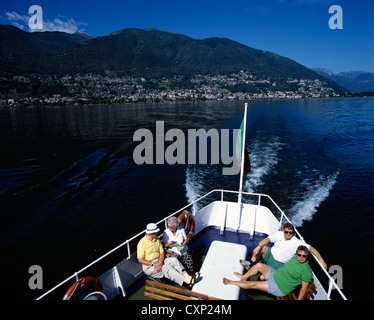 Schweiz. Tessin. Blick auf Locarno und Sitzplätze am Heck der Fähre am Lago Maggiore. Stockfoto