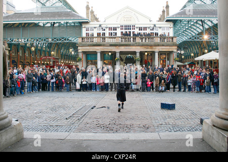 Lustige und verrückte Straßenkünstler Pete Dobbing durchführen, um die Massen an Covent Garden Central London England. Stockfoto