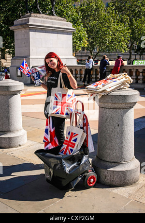 Junge Werbung Frau verkaufen eine Tageszeitung in London Stockfoto