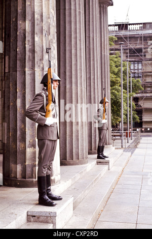 Die Neue Wache, Ostberlin, Deutschland mit Wachen im Dienst Stockfoto