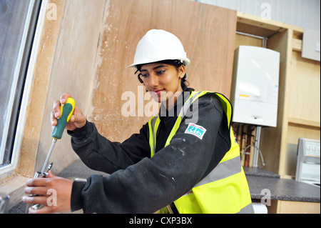 Eine junge Sanitär Lehrling übt in einem Schulungszentrum in Bradford Stockfoto