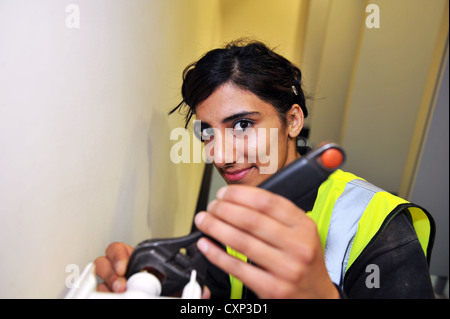 Eine junge Sanitär Lehrling übt in einem Schulungszentrum in Bradford Stockfoto
