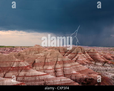 Panoramablick über farbenfrohe Felsformationen mit Gewitter und Donner... Badlands Nationalpark, South Dakota. Stockfoto