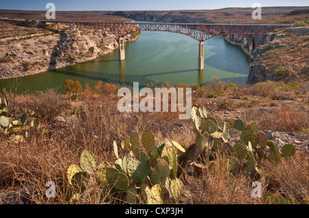 Autobahnbrücke über Pecos River Canyon in der Nähe seiner Mündung, Rio Grande und Lake Amistad, Chihuahua-Wüste in der Nähe von Comstock, Texas USA Stockfoto