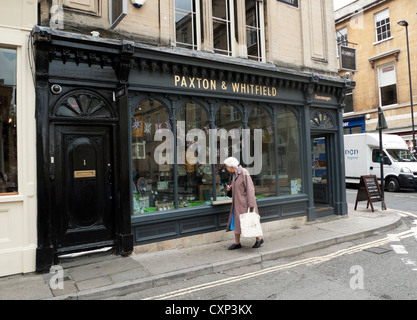 Eine ältere Frau auf der Suche im Fenster Paxton & Whitfield Cheesemongers Shop Stadt von Bath Avon Somerset UK KATHY DEWITT Stockfoto