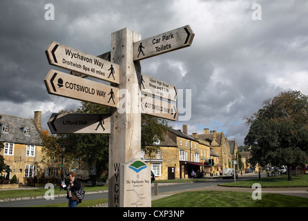 Wegweiser für den Wychavon Weg und die Cotswold Weg, in Broadway, Gloucestershire. Stockfoto