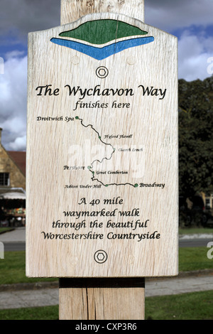 Schematische Darstellung der Route der Wychavon Weg vom Broadway zu Droitwich auf einem Wegweiser in Broadway, Gloucestershire. Stockfoto